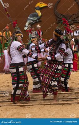 The Bamboo Dancers Hikayesi: Filipinler'in 20. Yüzyıl Folklorından Bir Dans İçinde Gizem!